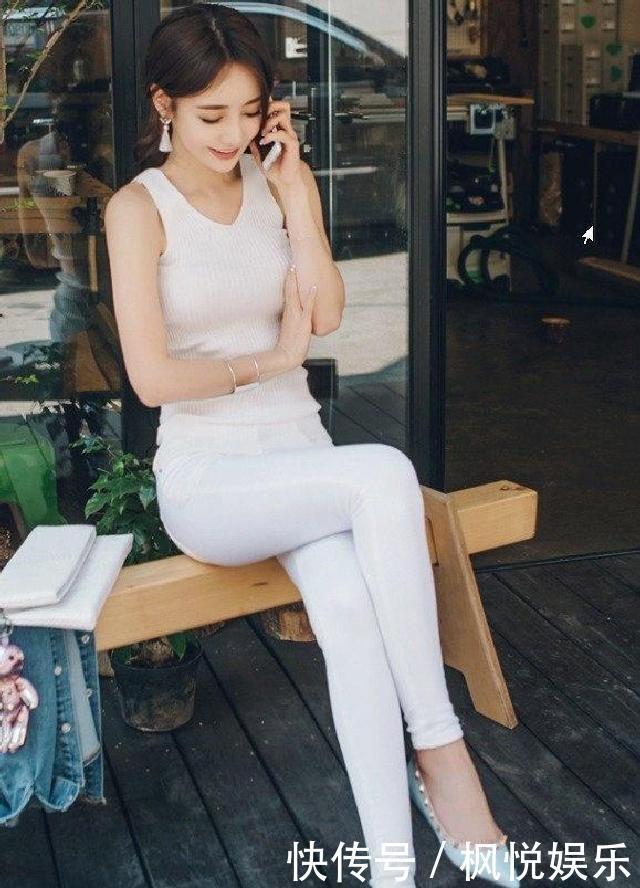  『美女』牛仔裤美女气质迷人又显瘦，百搭显身材，尽显女人窈窕身姿！
