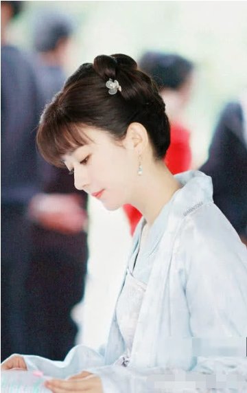 给赵丽颖辟谣，却意外暴露行程表，网友:明星的生活我想不到