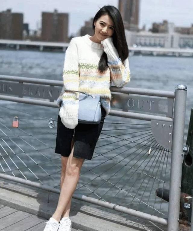 久未露面的高圆圆穿一字肩开叉裙现身，不小心穿成一字肩最美的