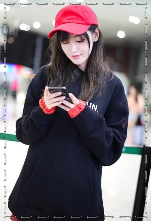 看了张天爱的活动照，再看机场照，网友：真不相信这是同一双腿！