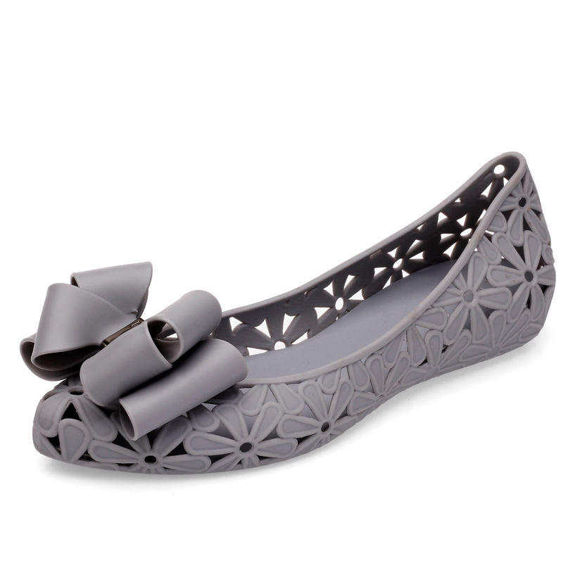 女人还可以这样穿高跟鞋,显的脚非常小,很是有淑女气质