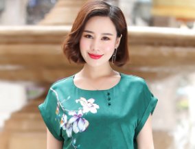 嫂子去香港旅游，回来穿的时尚套装太迷人啦!举手投足满满女神范