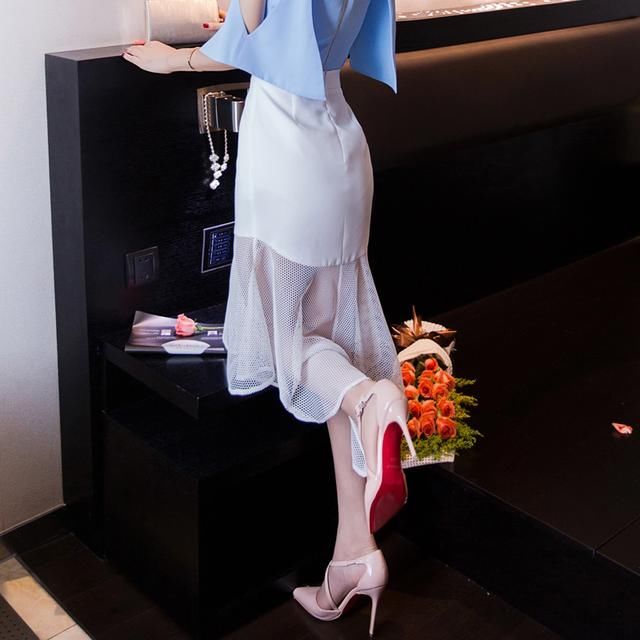 一身紧身包臀裙，展现女人完美曼妙好身姿，S曲线完美勾勒美臀