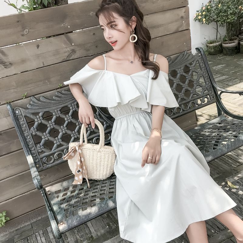 穿上吊带露肩连衣裙，开启性感人生，做一个温柔的女人