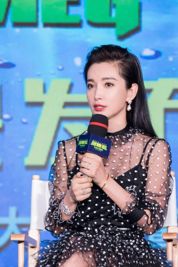 李冰冰出席活动，穿着一条若隐若现的连衣裙，网友:大饱眼福了!