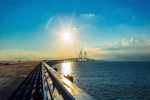  海底隧道：港珠澳大桥的海底隧道，外面都是海水，万一漏水该咋