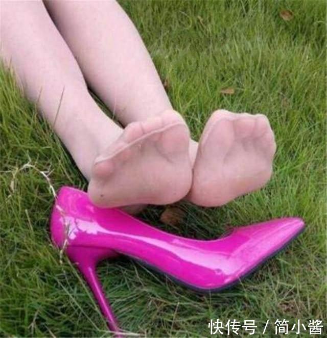 尖头细跟鞋,有着不一样的美感,走路自然有活力!