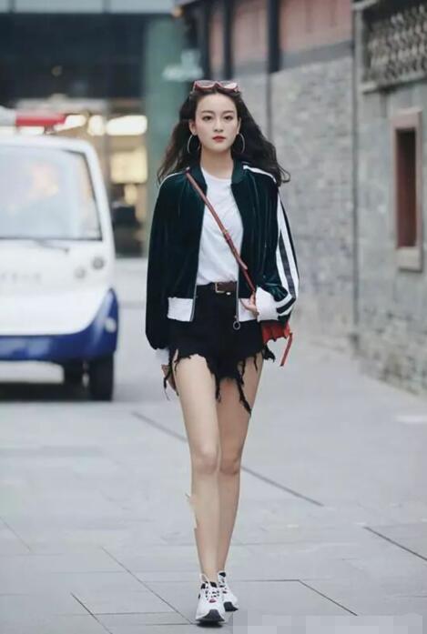 街拍: 图2性感包臀裙身材尽显, 你不想将她带回家吗？