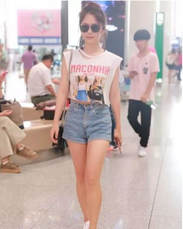 谭松韵清爽亮相，你只关注她的腿很粗?网友:她的腰才是亮点!