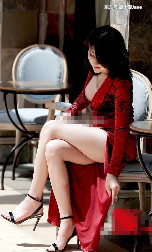 炎炎夏日穿低胸装的美女们，都是对自己身材有自豪感有勇气的