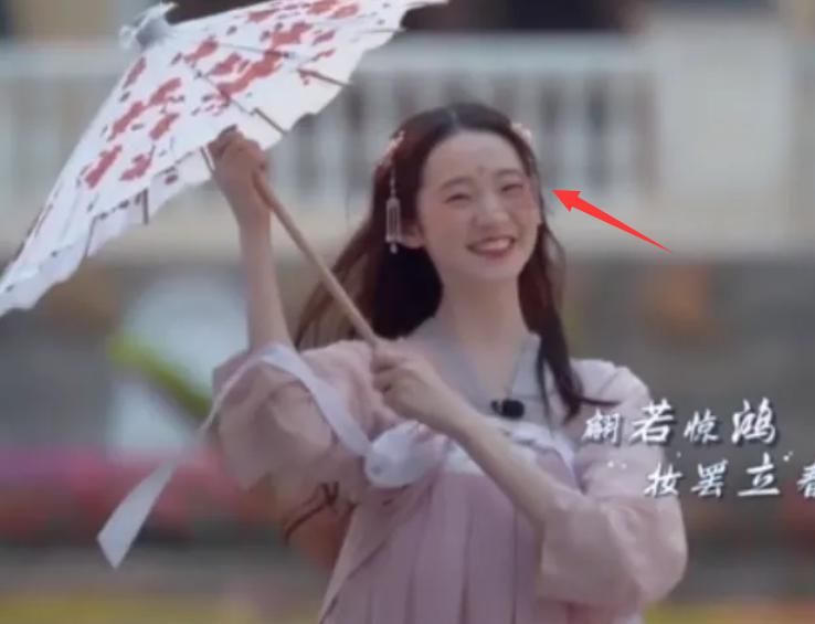  汉服@张艺凡穿“汉服”忘了涂眼影！故意关掉10级大眼滤镜后，眼睛小到看不见了