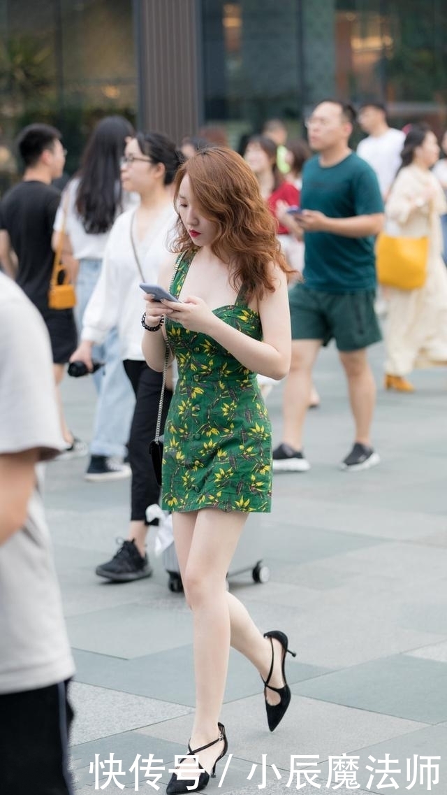 #粉色#路人街拍,靓女踩上一双粉色的小高跟,显得她更有品味