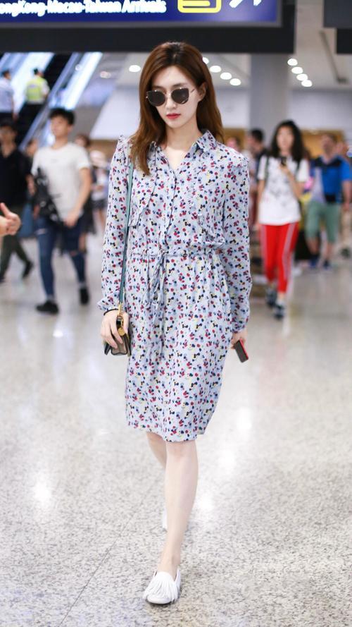 真佩服江疏影，居然把“村姑裙”穿得如此好看，换个人肯定丑哭了