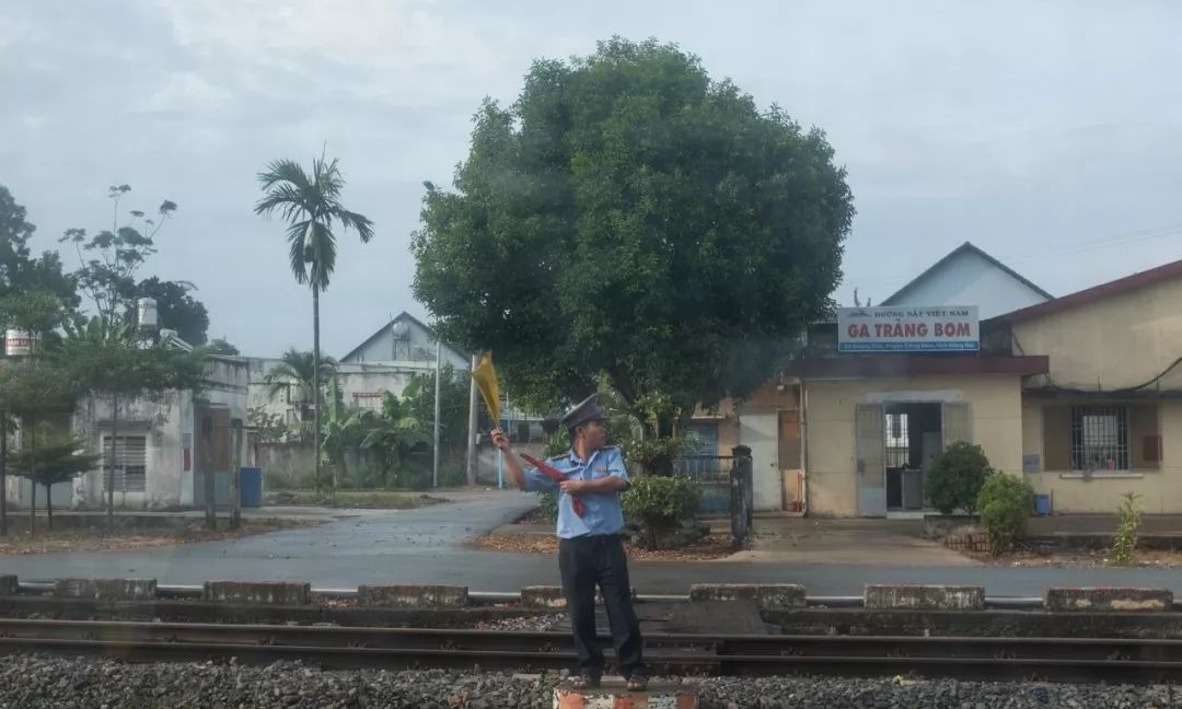 看世界 | 越南双层火车体验，座位比高铁还宽敞，厕所上的字看乐