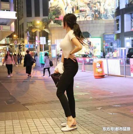 街拍：黑色紧身裤, 搭配上白色的修身短袖, 秀出好身段