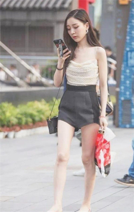 楚楚可人|街拍:米黄色吊带+高腰黑色短裤,小姐姐楚楚可人