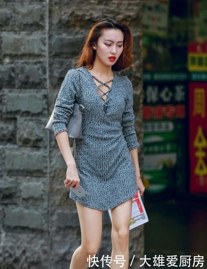 【焦点】街拍:不起眼的裙子,也能成为焦点,展现小姐姐的女神风范