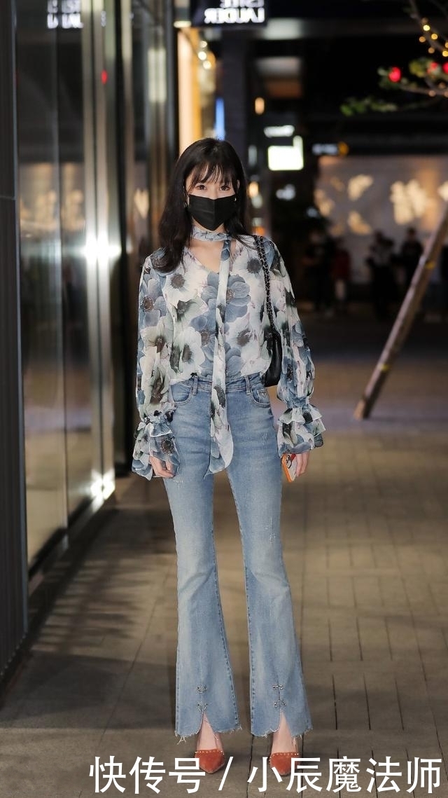  美女■路人街拍，美女简洁的白背心搭配橘红色阔腿裤，显得简约大气