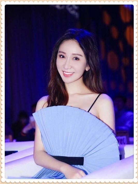 当陶虹与娄艺潇同穿扇子裙,网友:买家秀与卖家秀的差距一目了然