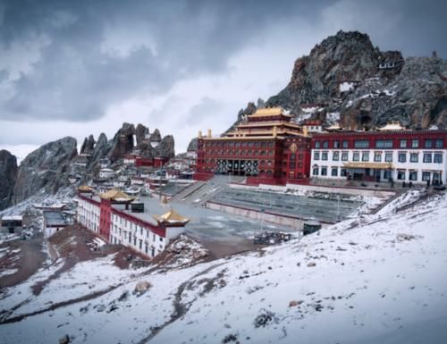 西藏最“神秘”的寺庙，悬空在4800米的山崖上，历经千年屹立不倒