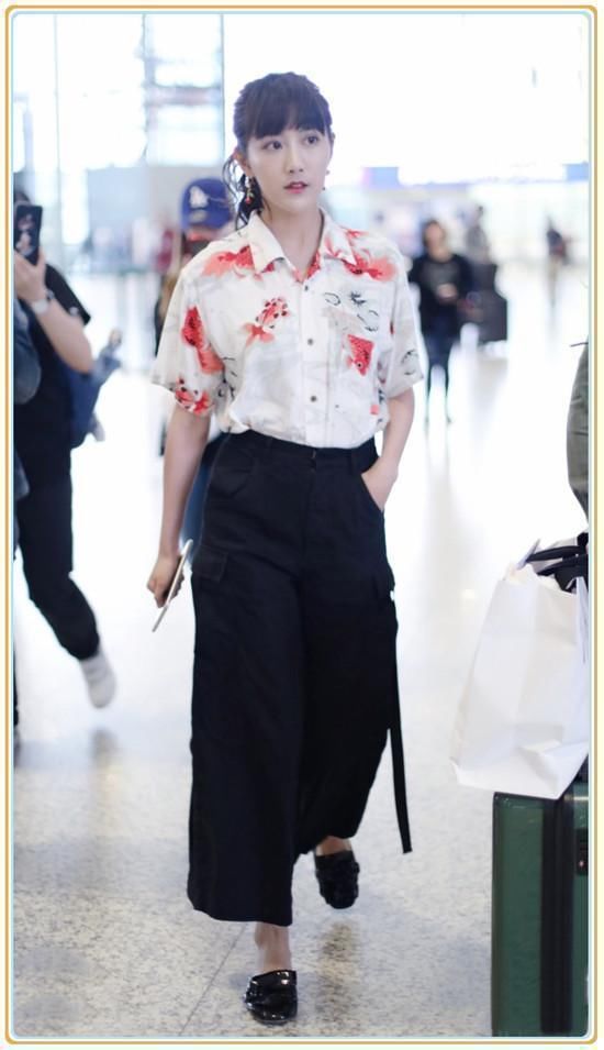 蒋梦婕是166，李艺彤也是166，二人同穿印花衬衫，差距竟如此尴尬