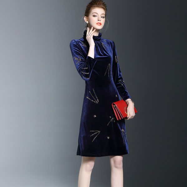 这是一款满满女人味的“金丝绒”裙，若你宠老婆，中秋就送她这裙