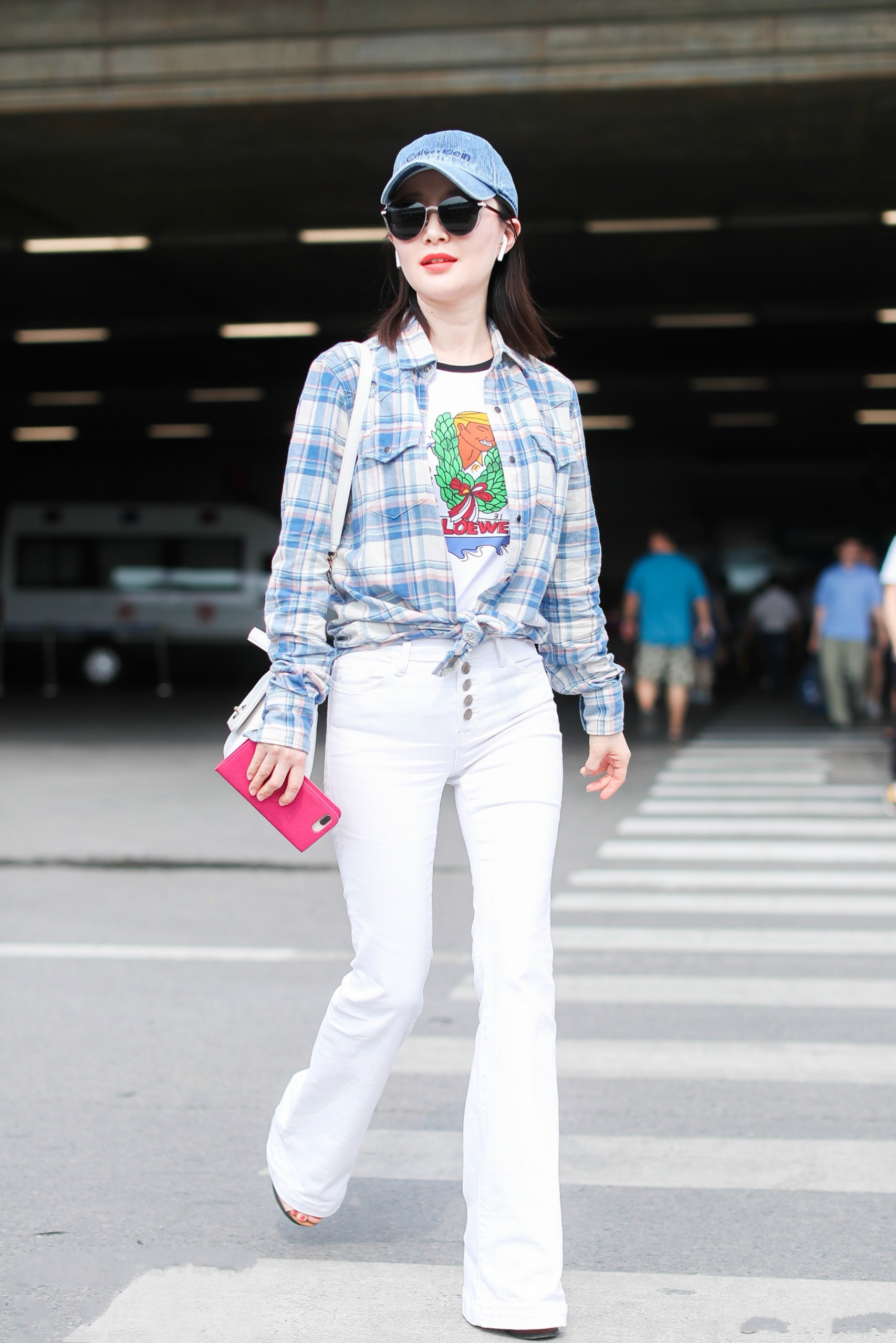 这么紧的裤子舒畅也硬穿，还能5颗扣子全系上，网友：逼死普通人