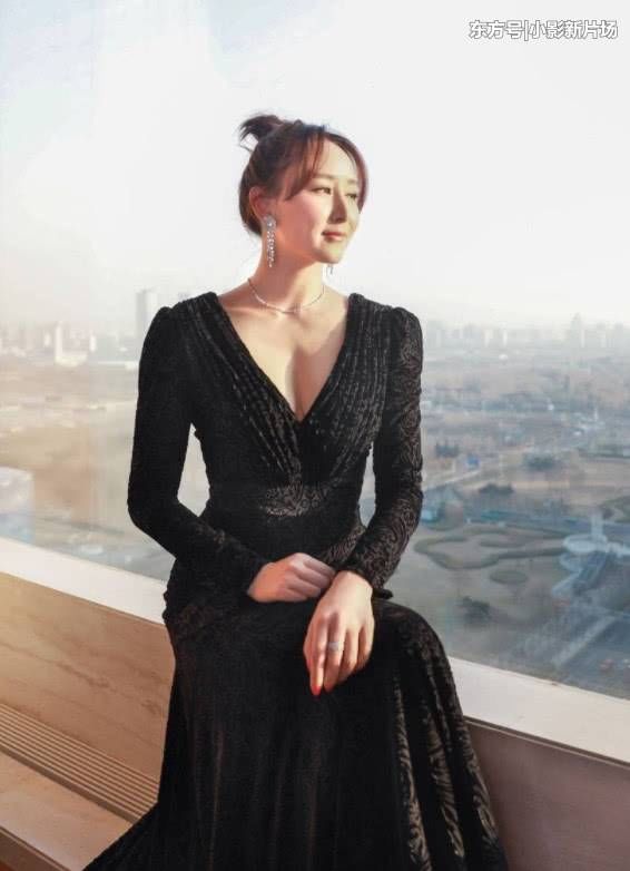 胡静穿黑裙大秀身材，无奈被肩宽毁了，确定不是男人的肩?