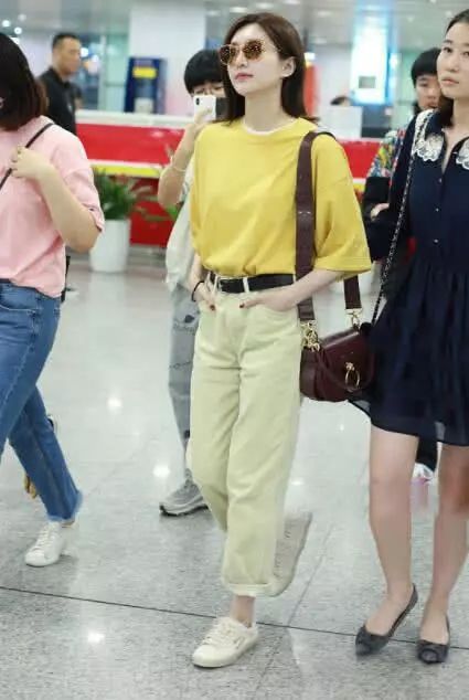 32岁的江疏影终于穿长裤了，网友:不过单看下半身以为是男人!