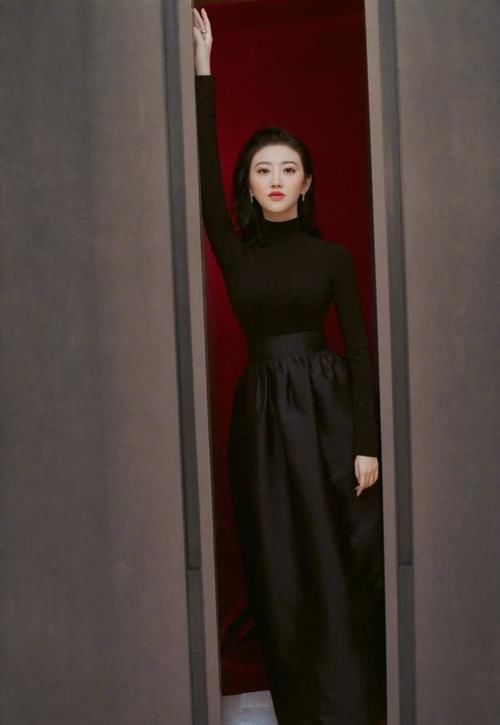 [景甜选择的是一]景甜要不要这么撩！皮衣配网格波点裙真高级，不愧是“富贵花”