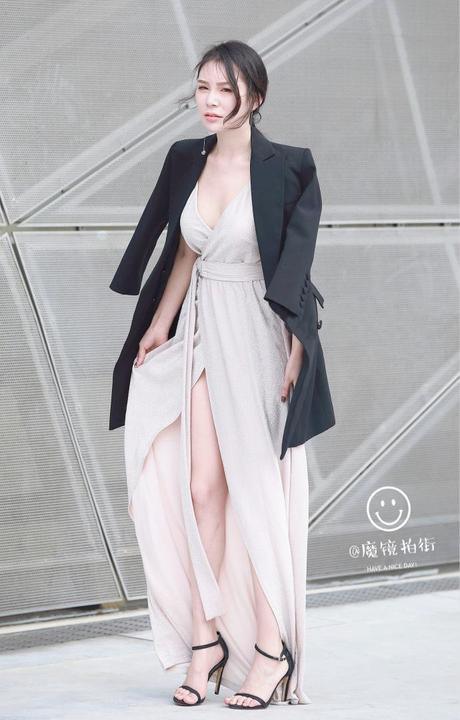 街拍：吊带裙无时无刻的展现迷人风情，穿吊带裙的小姐姐美了美了