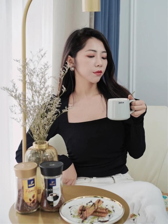  『大胸女性』胸大的女性穿搭显胖又尴尬？这些穿搭小技巧来帮忙，让你更纤细