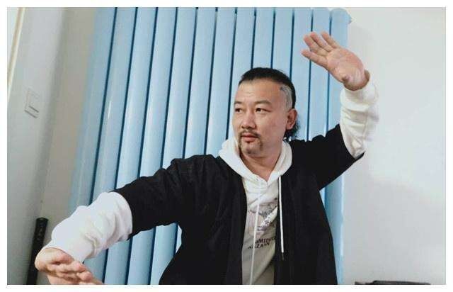 「武术」八极拳仇宝龙称单掌砍破矿泉水瓶是腥活,不能让爱传武者再受欺骗