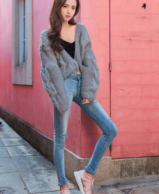 街拍：知性时尚成熟的小姐姐，格外的时尚靓丽迷人！