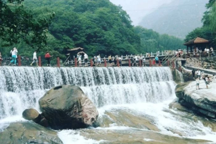 八里沟不仅山势险峻,自然保留的风景地貌,才是它的优势之处【2020热门旅游景点】