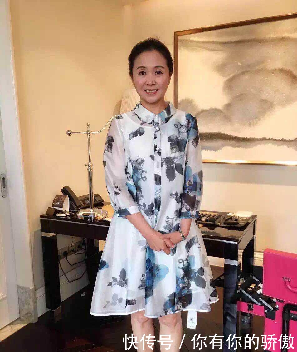 孟非和黄菡一同亮相徐州53岁黄菡穿着细高跟特别有风韵