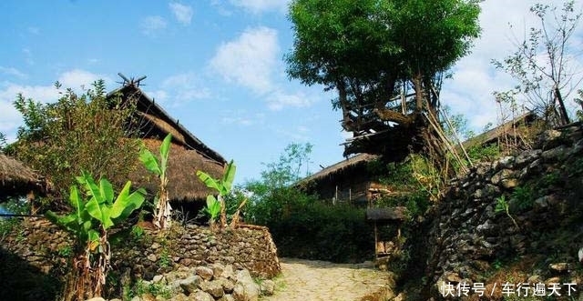 中国最后一个原始部落，男女烟斗不离身，小孩拿虫子当“零食”