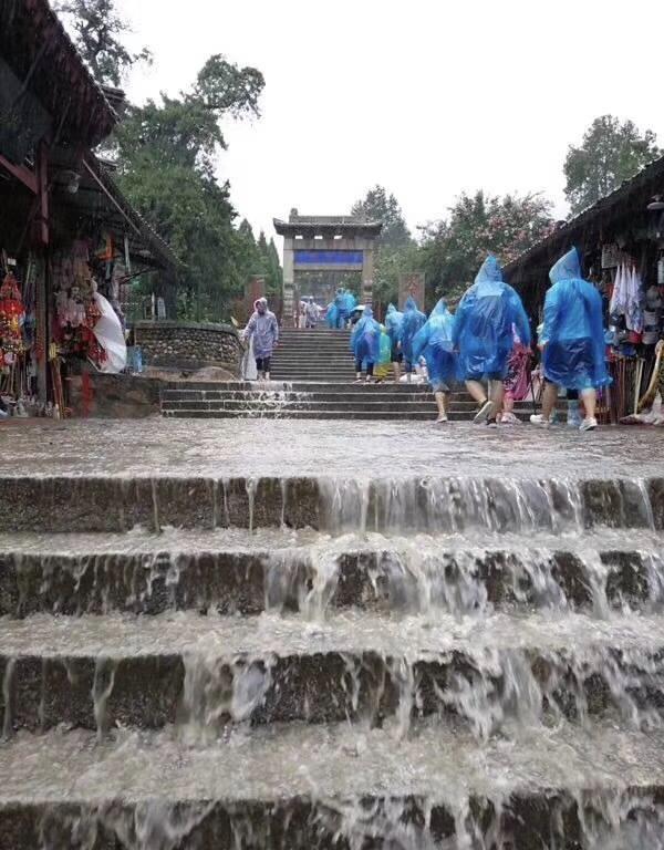 天降暴雨泰山景区台阶变“瀑布” 不少游客逆流而上