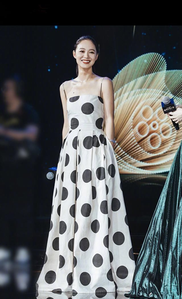 50岁金星与39岁周韵同穿波点裙，一个风韵十足，一个一言难尽