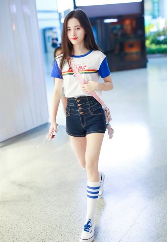 鞠婧祎嫌简直了!嫌短裤不够短,在腿根剪掉两块布,安全裤都露了