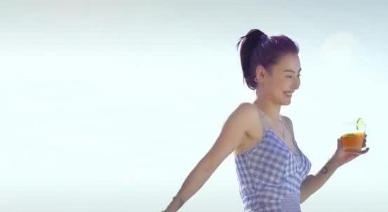 『挑战』张柏芝心里是住着个公主吧,都当妈了仍要挑战少女裙,还挺美