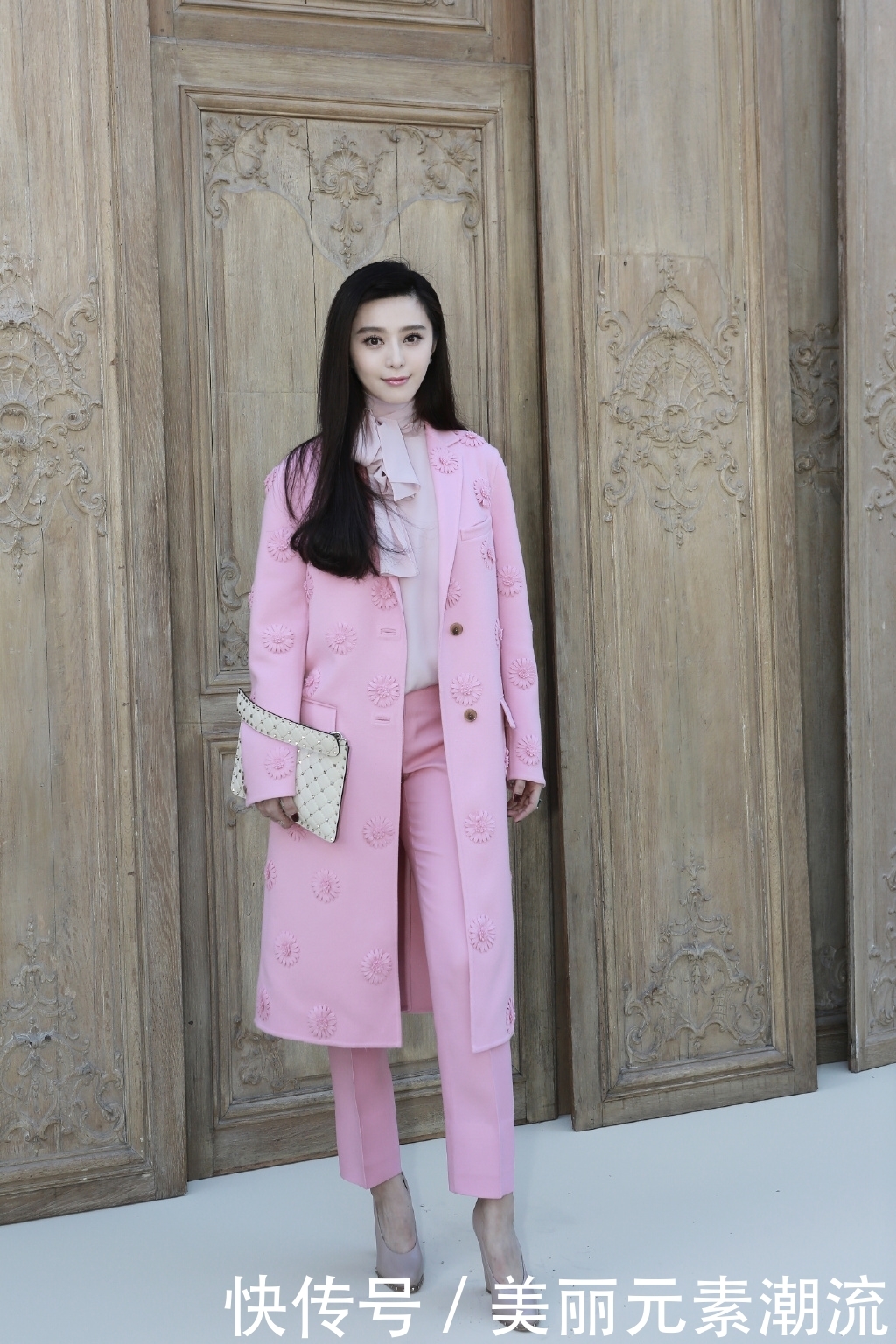 范冰冰不过是梳了个中分发型，就显老10岁不止，妆容更是无法直视