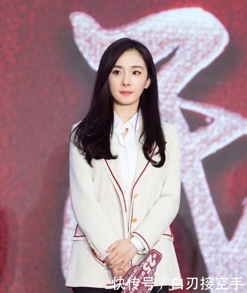  「西装」难怪面条只吃一根，杨幂西装牛仔裤配长筒靴，舞台上双腿细成焦点