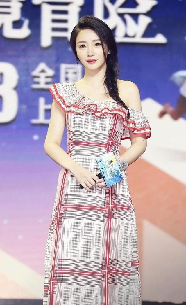 穿的越少就越美，柳岩这身裙子，美出了新高度，你知道吗