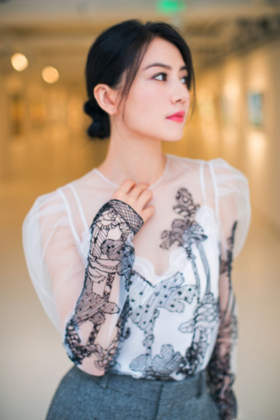 高圆圆:镂空上衣配大脚裤，高贵优雅