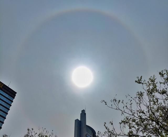  「天空」抬头看！北京天空出现日晕，明天谷雨或有雨