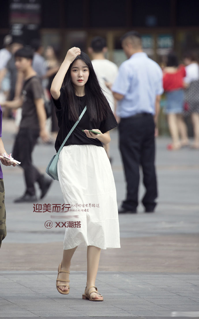 街拍杭州:清新迷人的穿搭，看起来很时尚，经得住时间的考验!