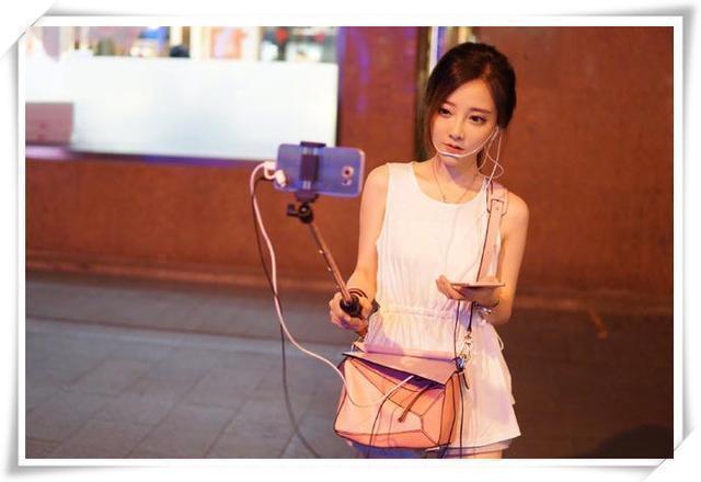 冯提莫晚上户外直播穿成这样？网友：真心佩服她的胆量！