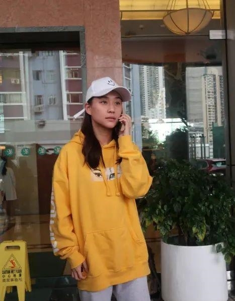  超市：何超莲素颜逛超市被拍，皮肤黝黑好俗气，平时全靠包装和打扮！
