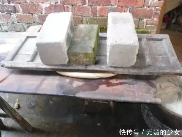 老汉捡回一乞丐,儿子突然生病没钱,乞丐说了四